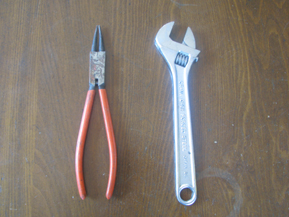 3：工具は、モンキーレンチと、ピンセットまたはラジオペンチです。
